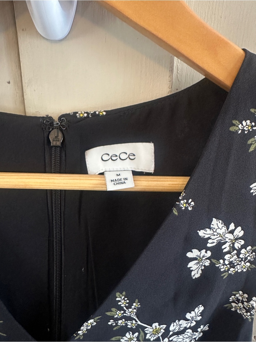 CeCe Black Floral Ruched Sleeveless Blouse Top Medium NWT V-Neck - Picture 2 of 9